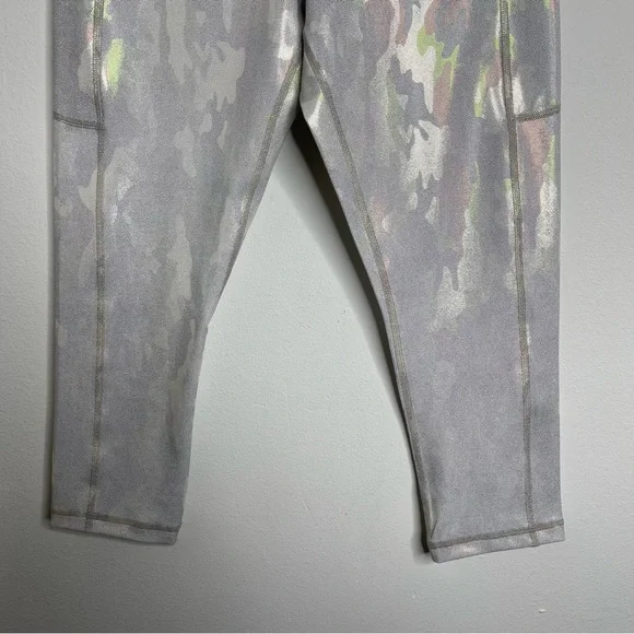 ZYIA Silver Camo Metallic Pocket Light n Tight Hi-Rise Capri 20" Leggings Sz M - Picture 12 of 16
